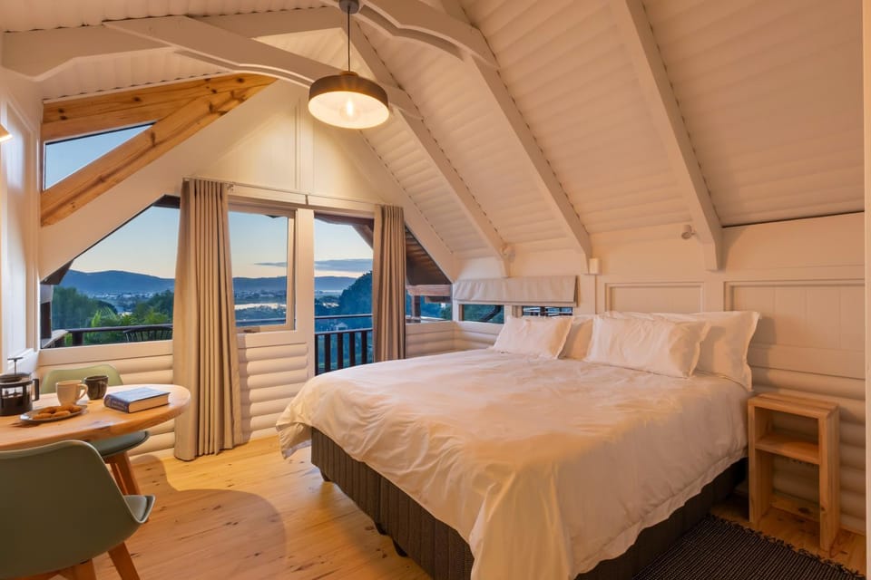 Bed, View (from property/room), Balcony/Terrace, Dining area, Bedroom, Lake view, Mountain view, air conditioner