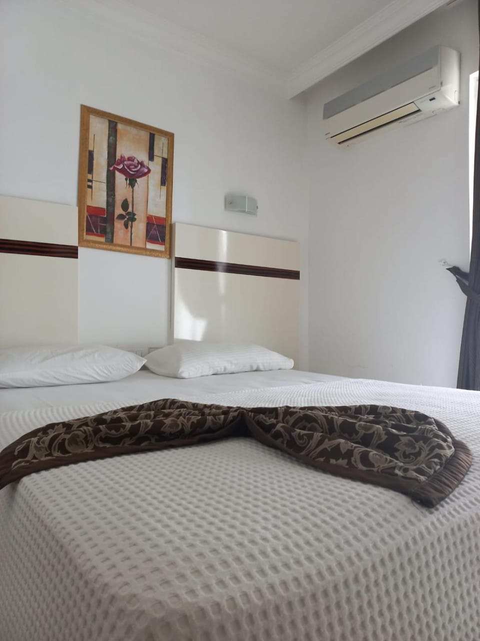 Bed, Photo of the whole room, Bedroom, air conditioner