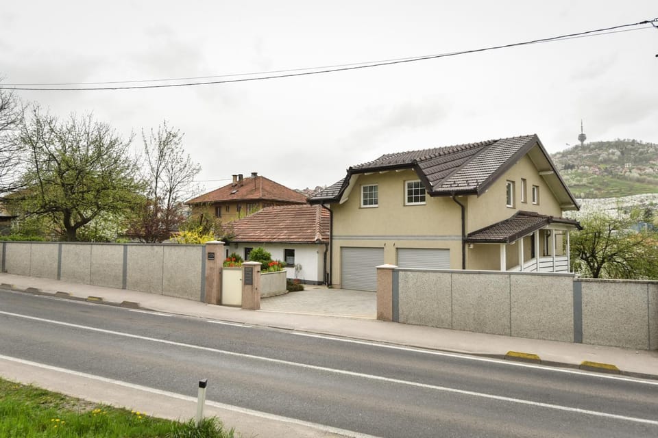 Property building, Neighbourhood, On site