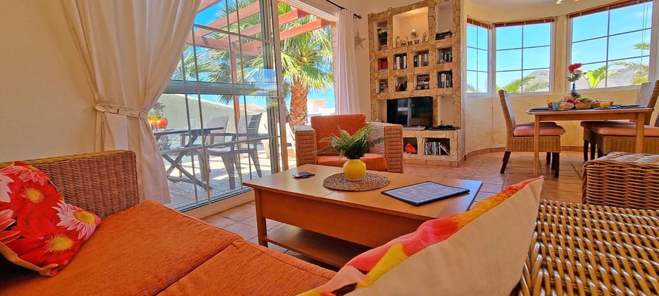 Garden, Living room, Dining area