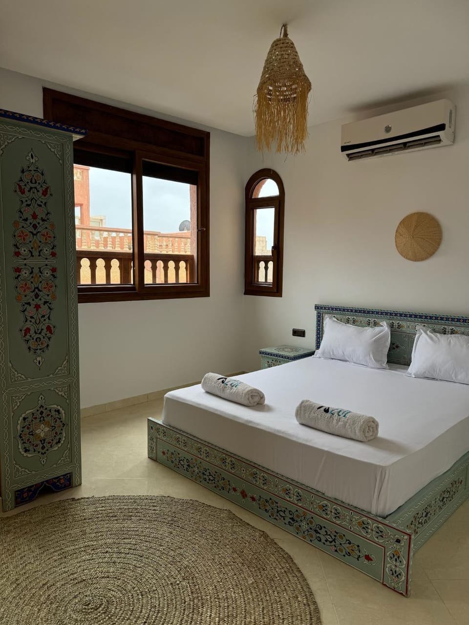 Photo of the whole room, Bedroom