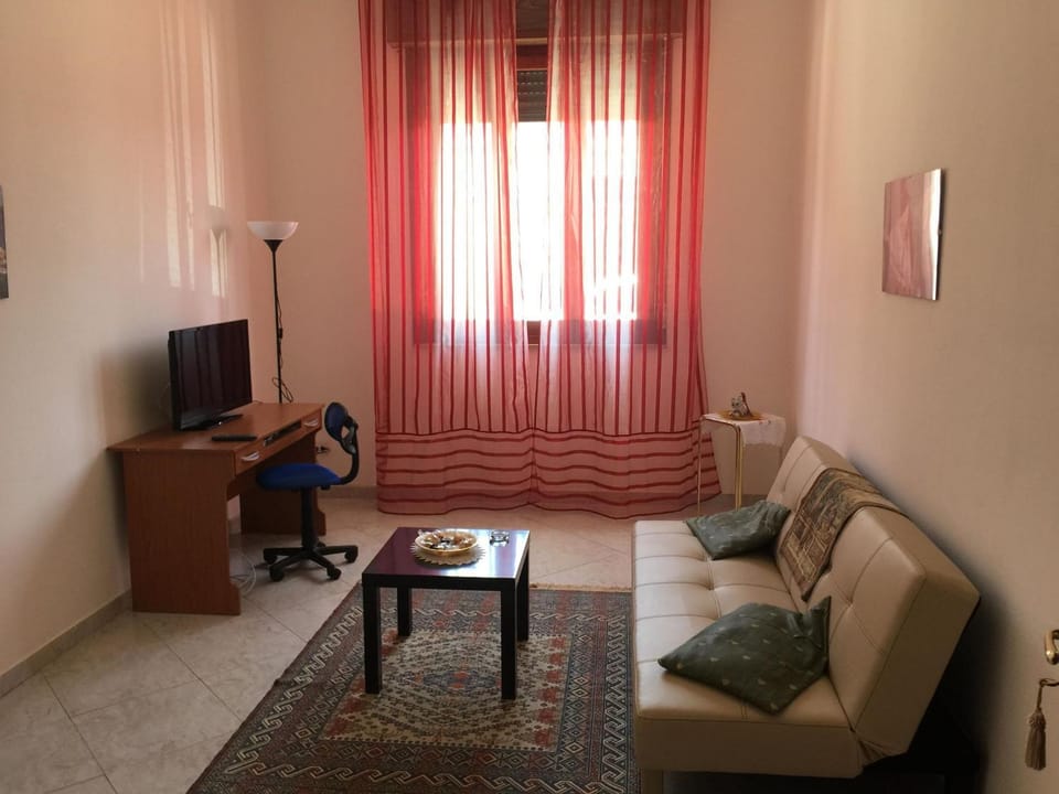 Communal lounge/ TV room, Facade/entrance, Floor plan, City view, Street view