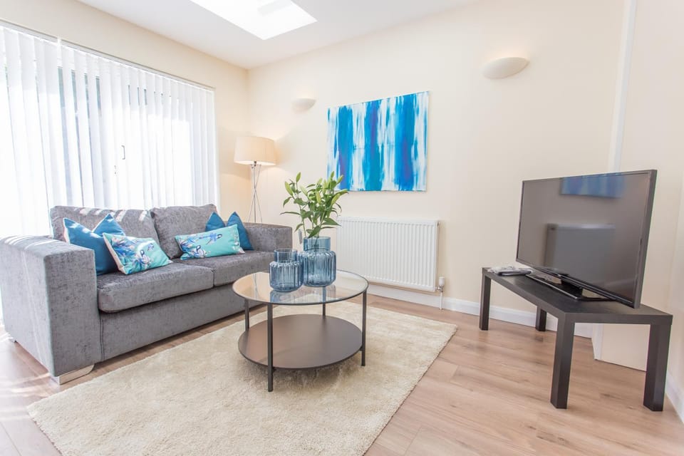 TV and multimedia, Kitchen or kitchenette, Living room, Seating area