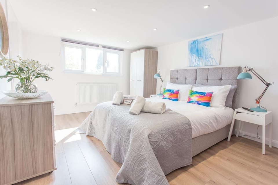 Bed, Photo of the whole room, Bedroom, towels