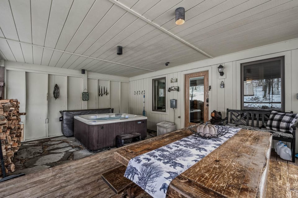 Sqyrls Nest - Hot Tub, Pet Friendly, Screen Porch, Grill, Wifi, Fire Pit, Deck, View, Family Friendly, Game Room, Shuffle Board, Wood Stove Chalet in Shenandoah Valley