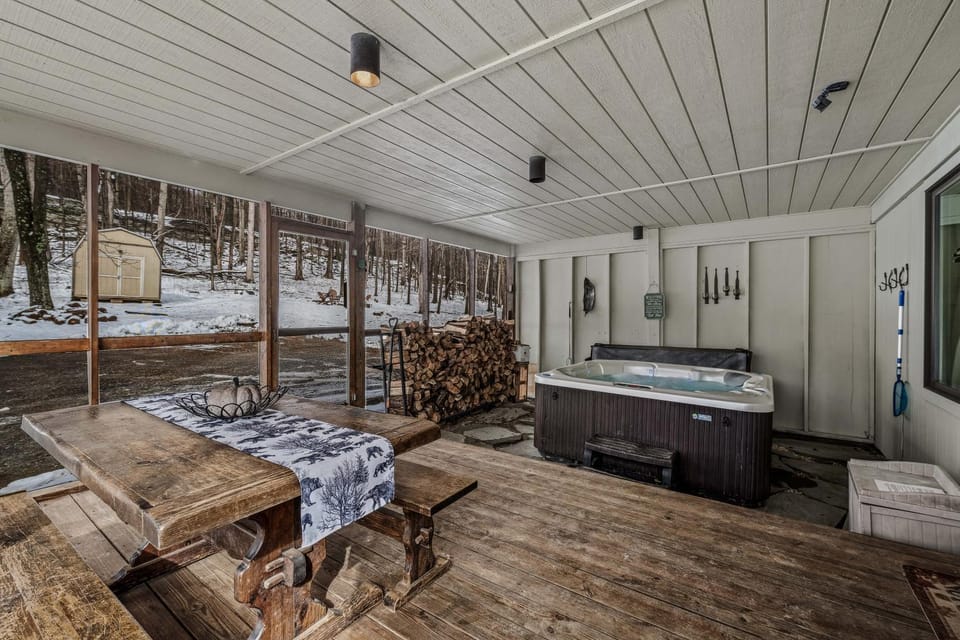 Sqyrls Nest - Hot Tub, Pet Friendly, Screen Porch, Grill, Wifi, Fire Pit, Deck, View, Family Friendly, Game Room, Shuffle Board, Wood Stove Chalet in Shenandoah Valley