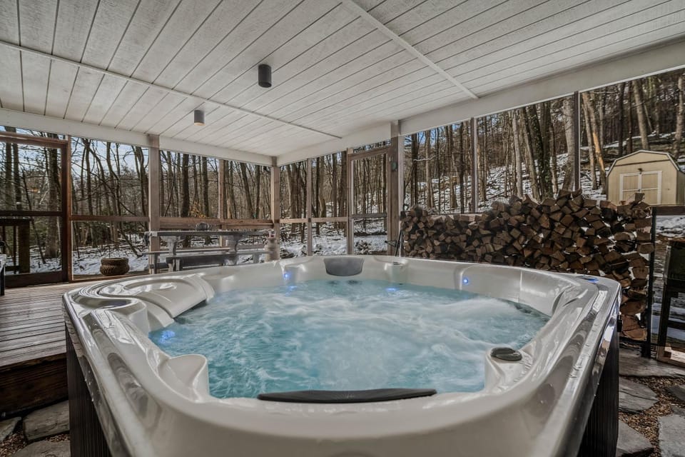 Sqyrls Nest - Hot Tub, Pet Friendly, Screen Porch, Grill, Wifi, Fire Pit, Deck, View, Family Friendly, Game Room, Shuffle Board, Wood Stove Chalet in Shenandoah Valley