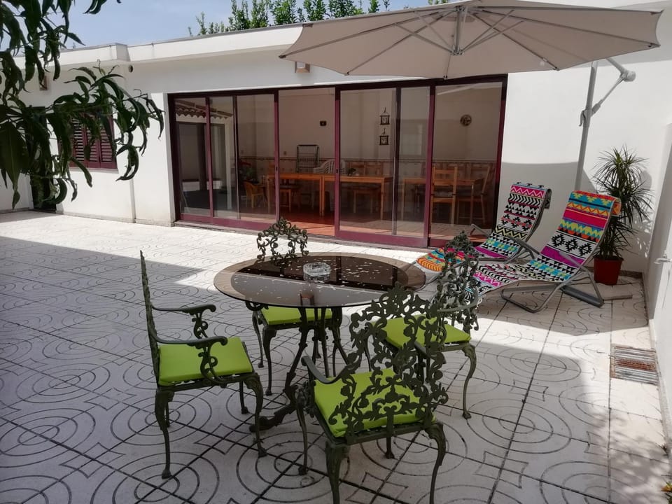 Patio, BBQ facilities, Inner courtyard view