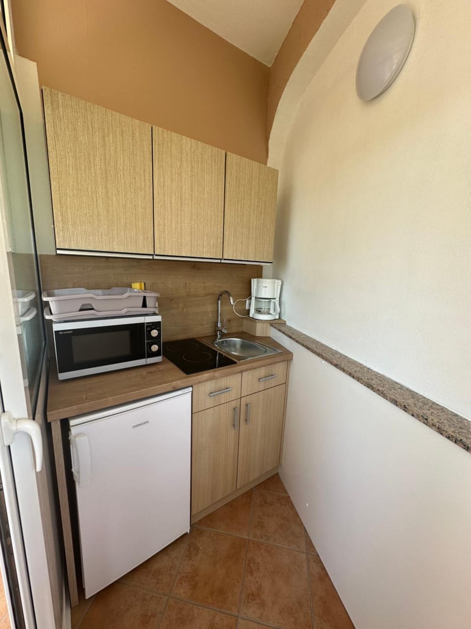 Kitchen or kitchenette, microwave, stove