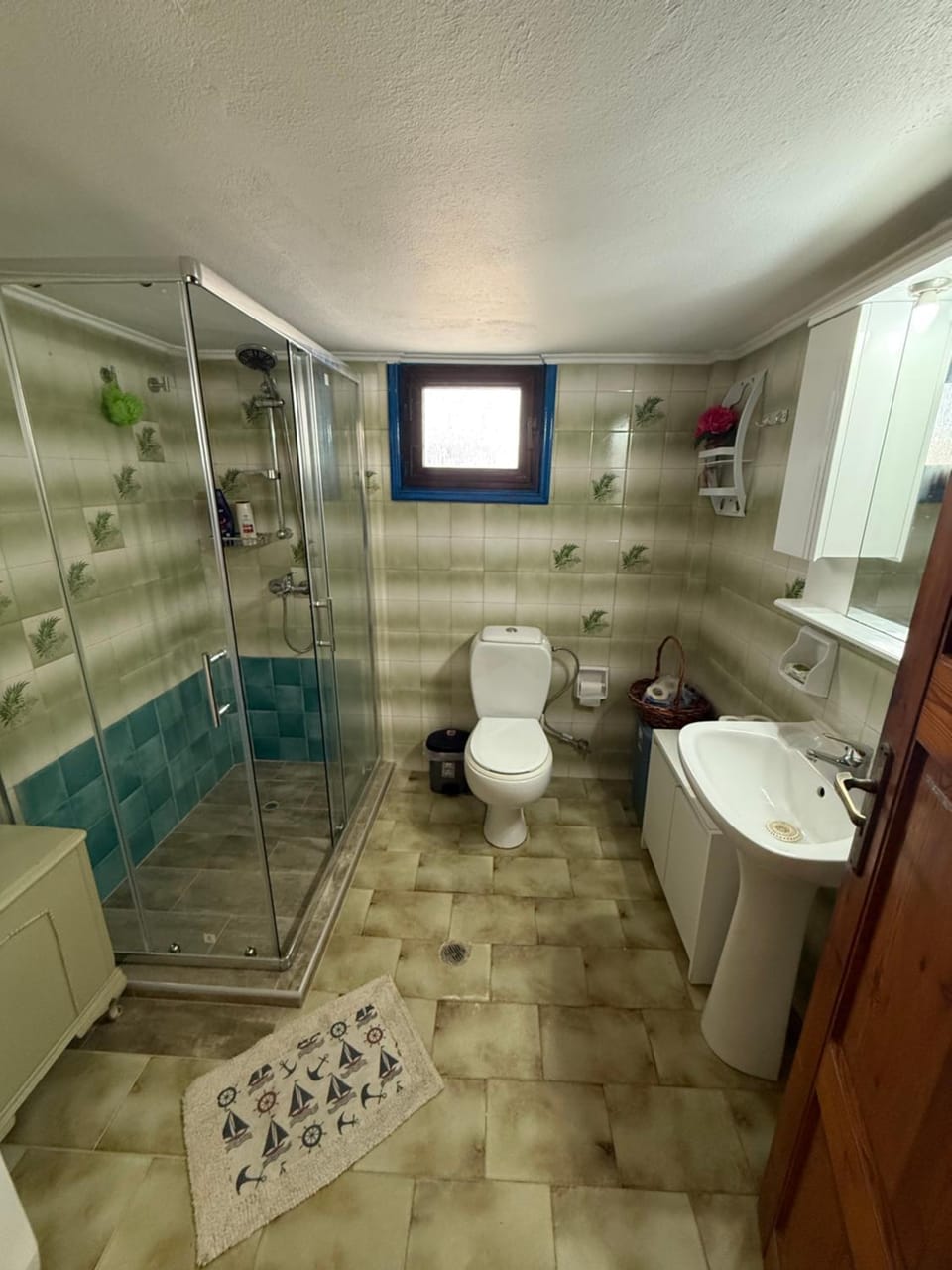 2-Bed Blue & White Apartment with Jacuzzi, BBQ, Garden, near Beach House in Platanias