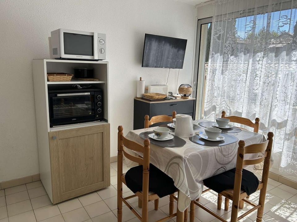 Centre-ville, proche plage - Appt 2P cabine, 4 pers avec parking privé, Le Grau-du-Roi - FR-1-250-114 Cabin in Le Grau-du-Roi