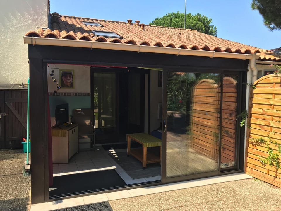 Pavillon avec piscine commune et jardin à 800m de la plage - FR-1-336-72 House in Pays de la Loire