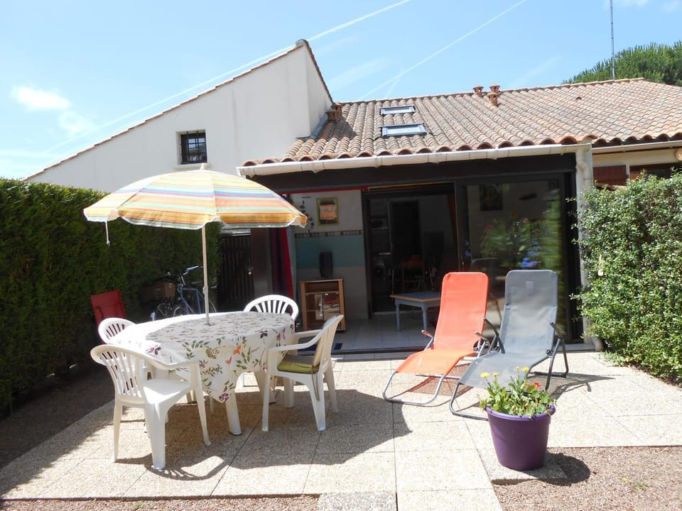 Pavillon avec piscine commune et jardin à 800m de la plage - FR-1-336-72 House in Pays de la Loire