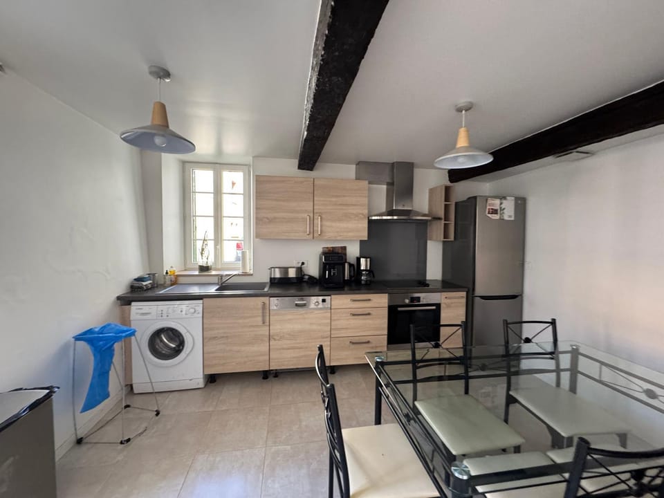 Coffee/tea facilities, Dining area, dishwasher, oven, stove, toaster, washing machine