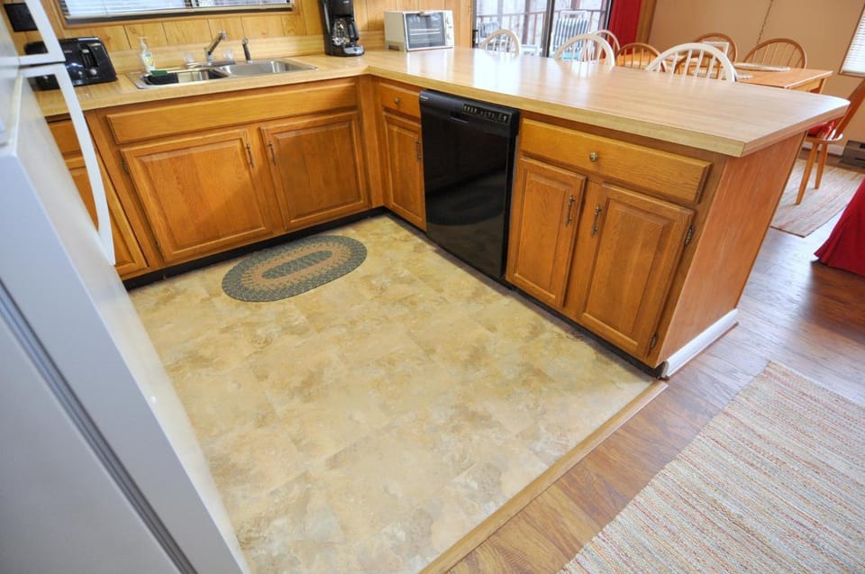 Kitchen or kitchenette, dishwasher