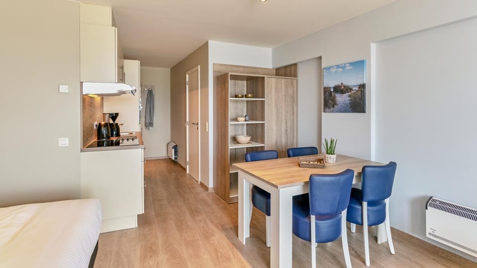 Coffee/tea facilities, Kitchen or kitchenette, Seating area, Dining area, oven