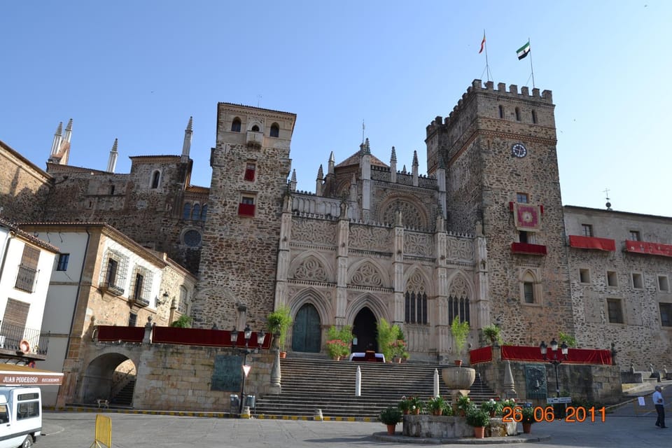 Nearby landmark, Facade/entrance, Place of worship