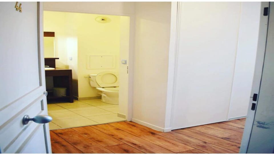 Shower, Toilet