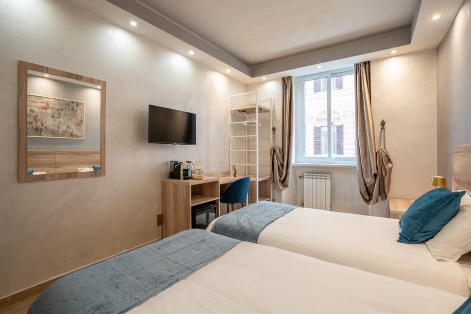 Bed, TV and multimedia, Photo of the whole room, Bedroom