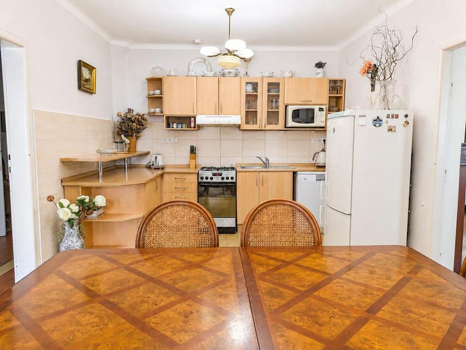 Dining area, microwave, oven, stove, toaster, kitchen
