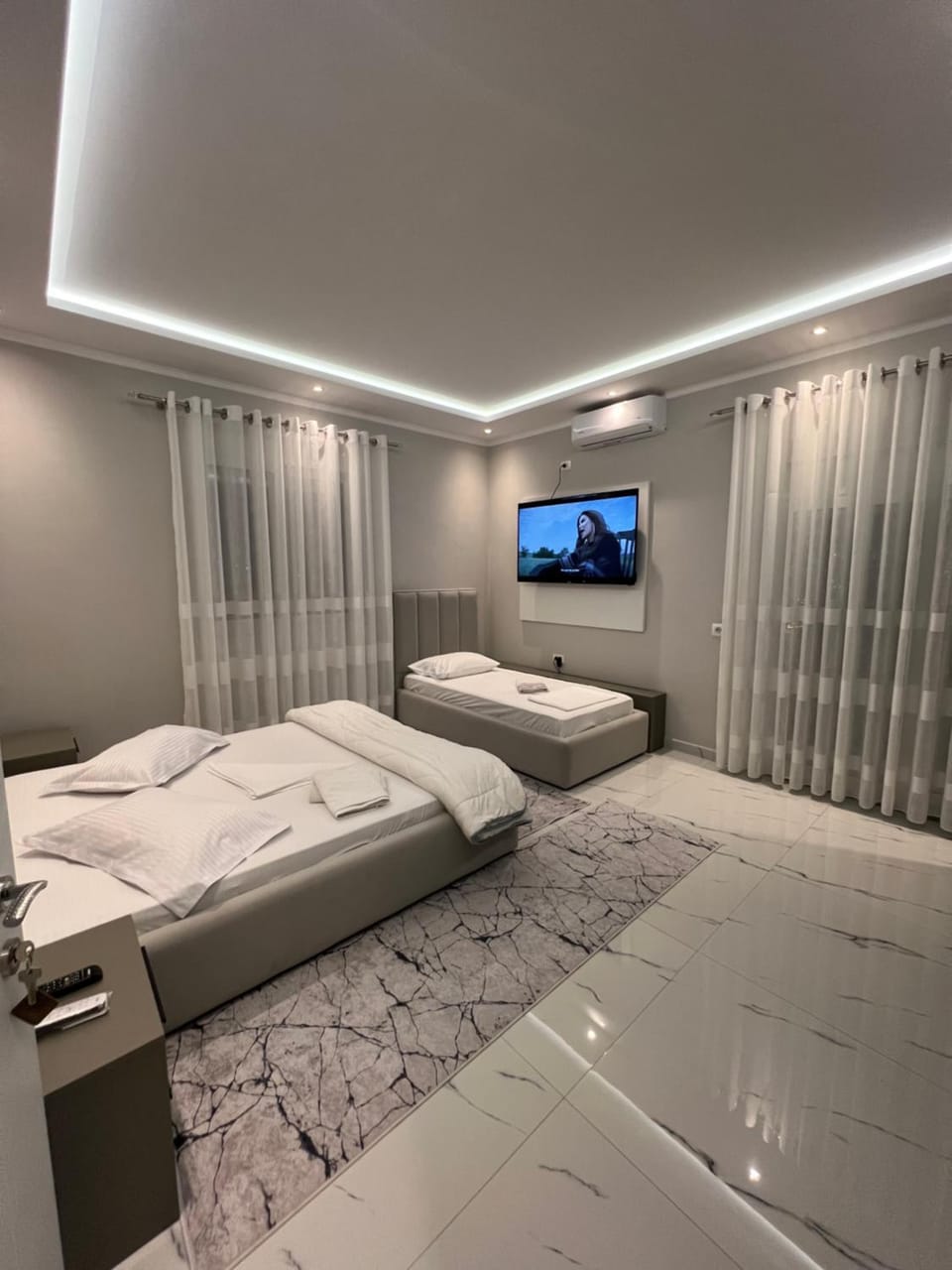 Bed, TV and multimedia, Photo of the whole room, Bedroom