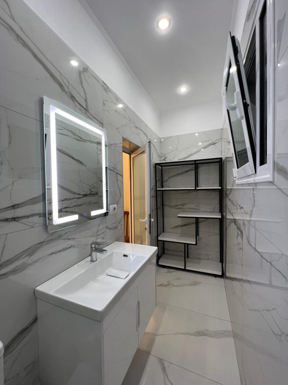 Bathroom, TV and multimedia