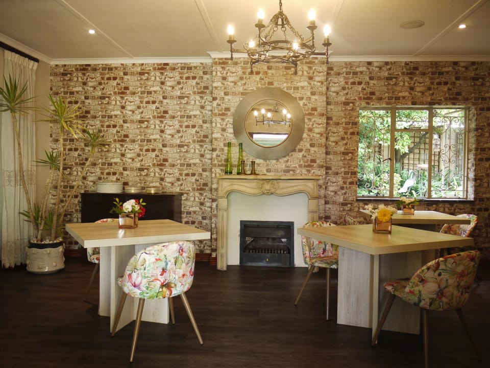 Restaurant/places to eat, Coffee/tea facilities, Seating area, Dining area, flat iron