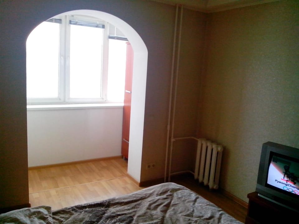 Bed, TV and multimedia, Bedroom