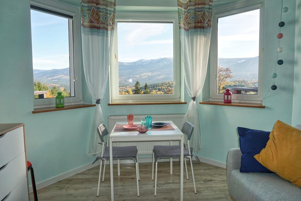 Seating area, Dining area, Mountain view