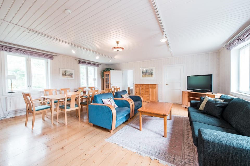 Living room, Seating area, Dining area, internet