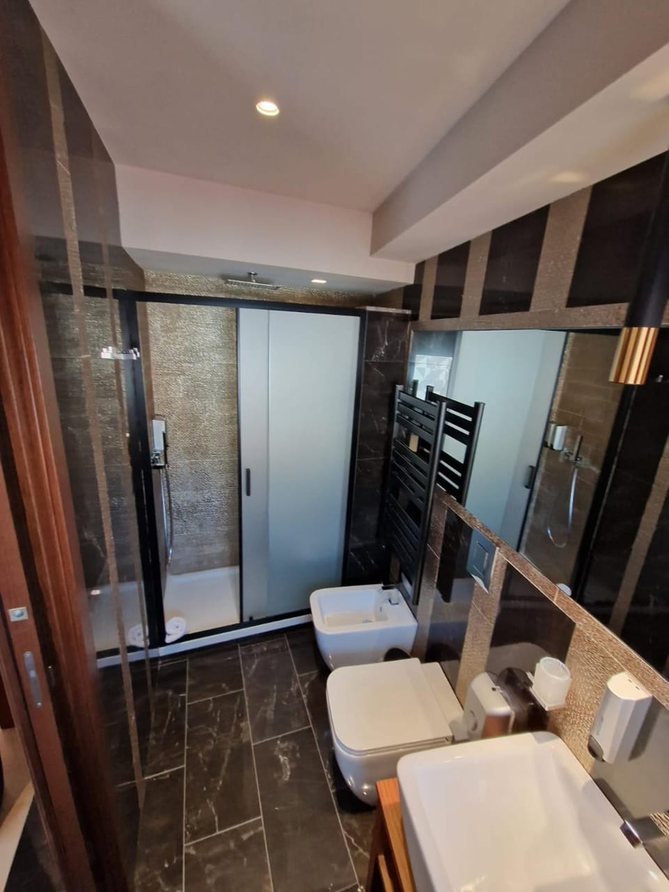 Shower, Toilet, Bathroom, towels