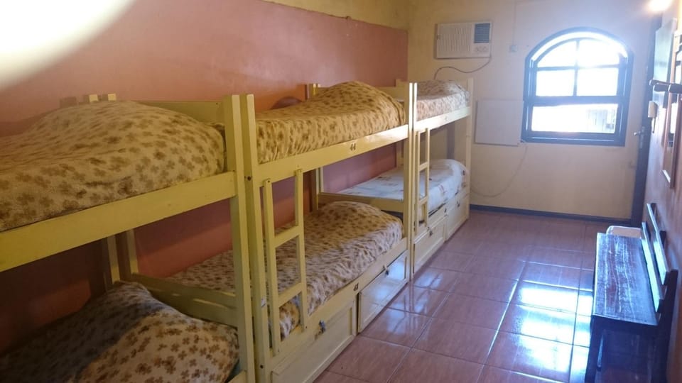 Bedroom, bunk bed