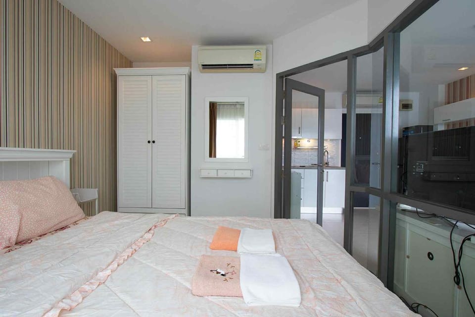 TV and multimedia, Photo of the whole room, Bedroom