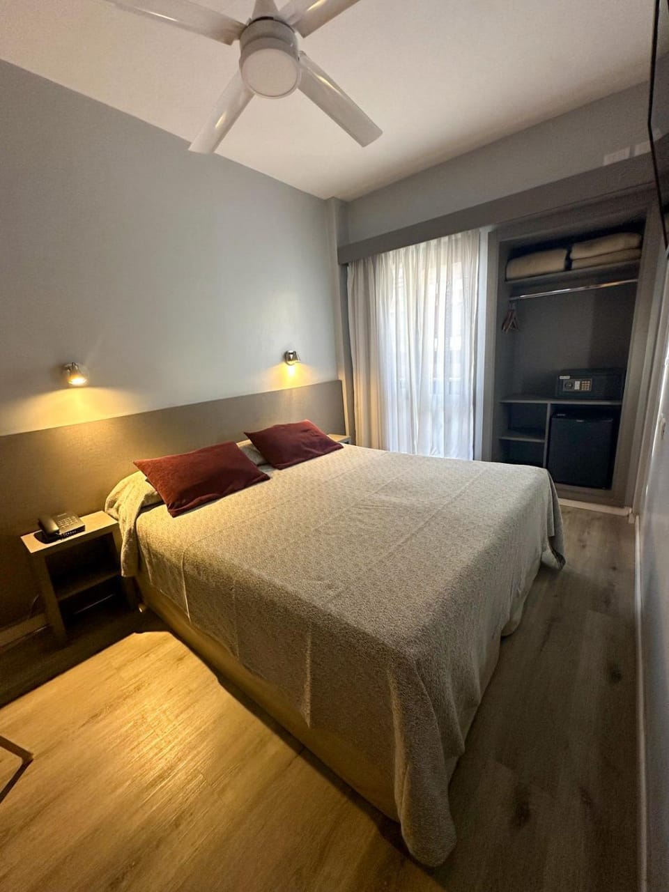 Bed, TV and multimedia, Photo of the whole room, Bedroom