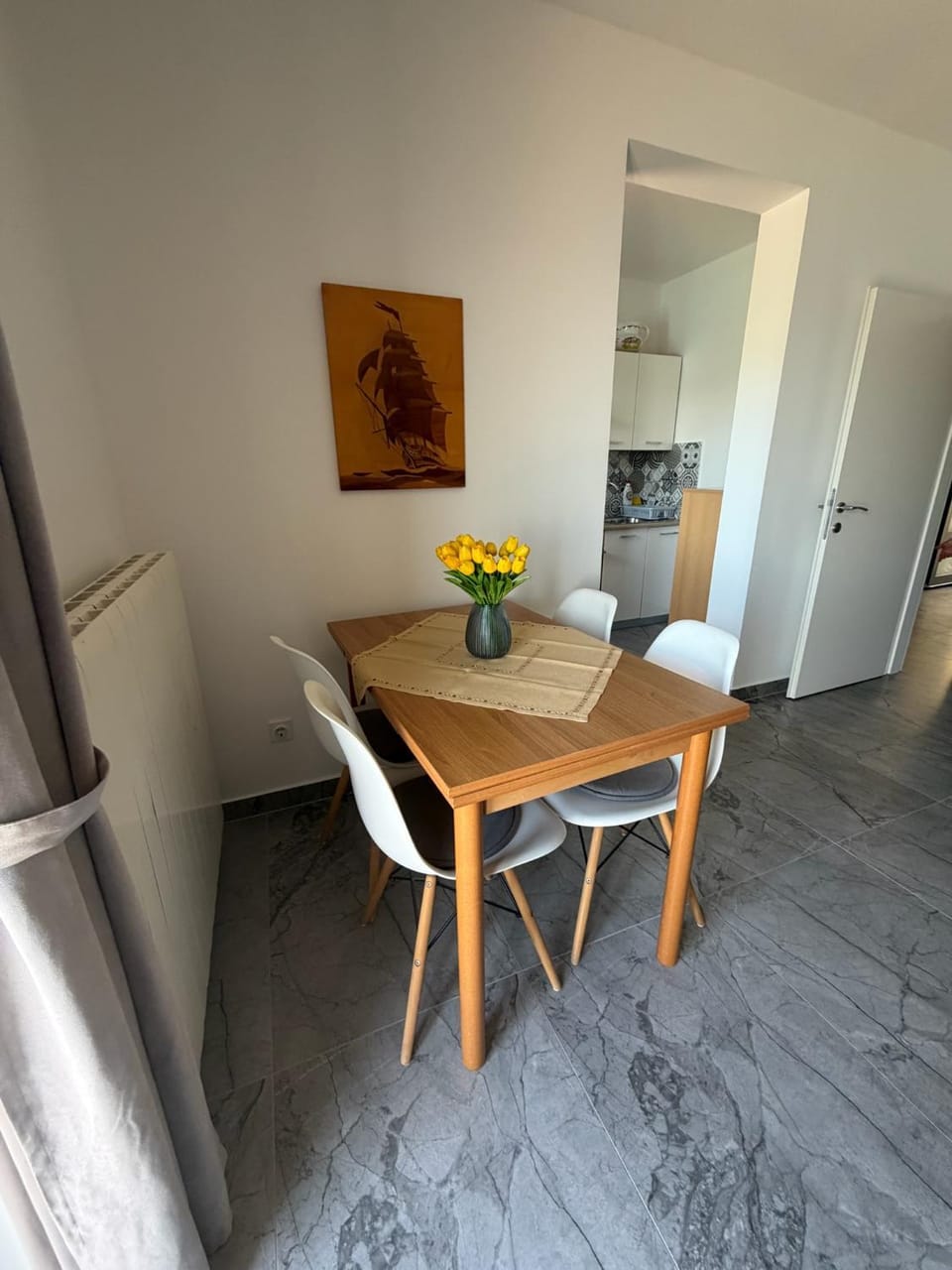 Kitchen or kitchenette, Dining area