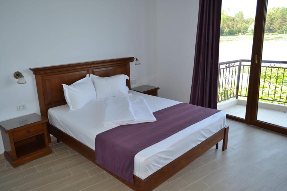 Bed, TV and multimedia, Balcony/Terrace, Photo of the whole room, Lake view, cot, minibar, safe, towels