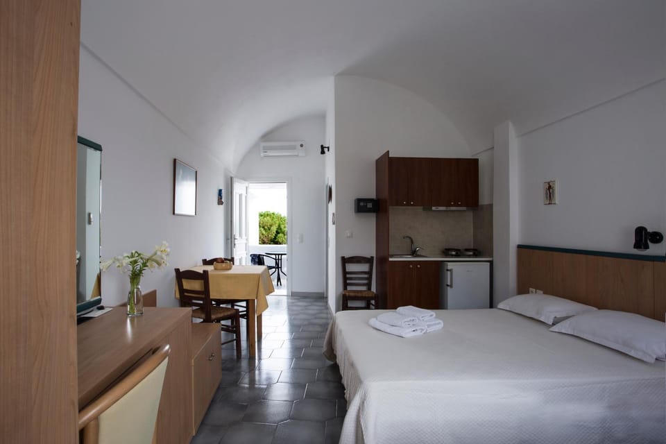 Bed, Kitchen or kitchenette, Photo of the whole room, Bedroom