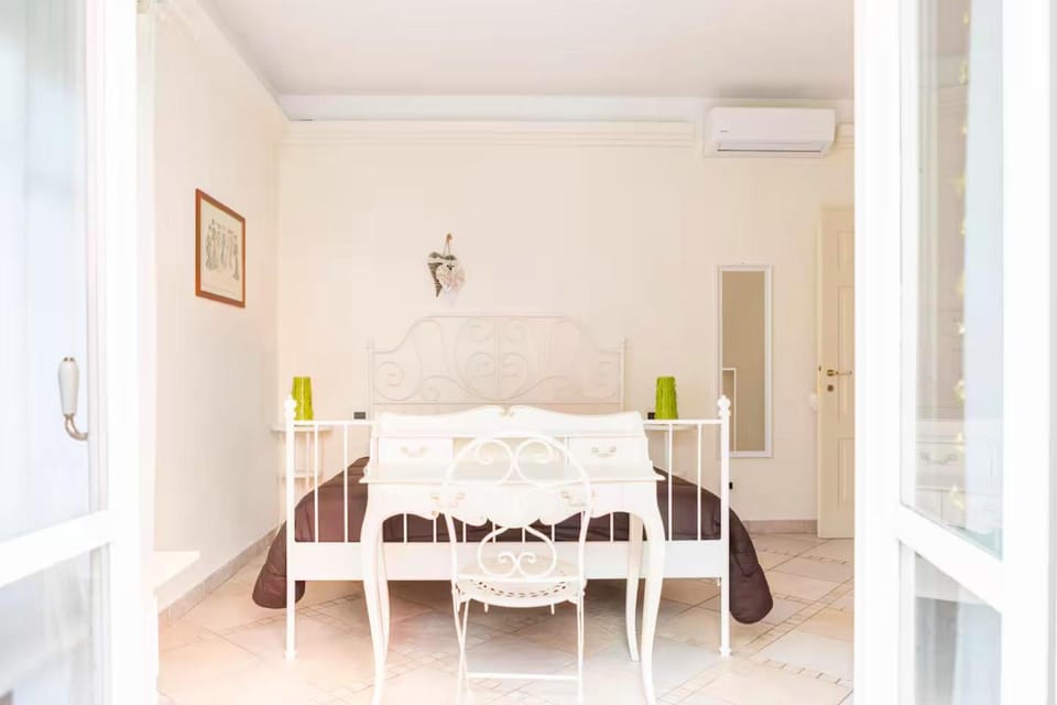 Bed, Photo of the whole room, Bedroom, heating, heating, air conditioner
