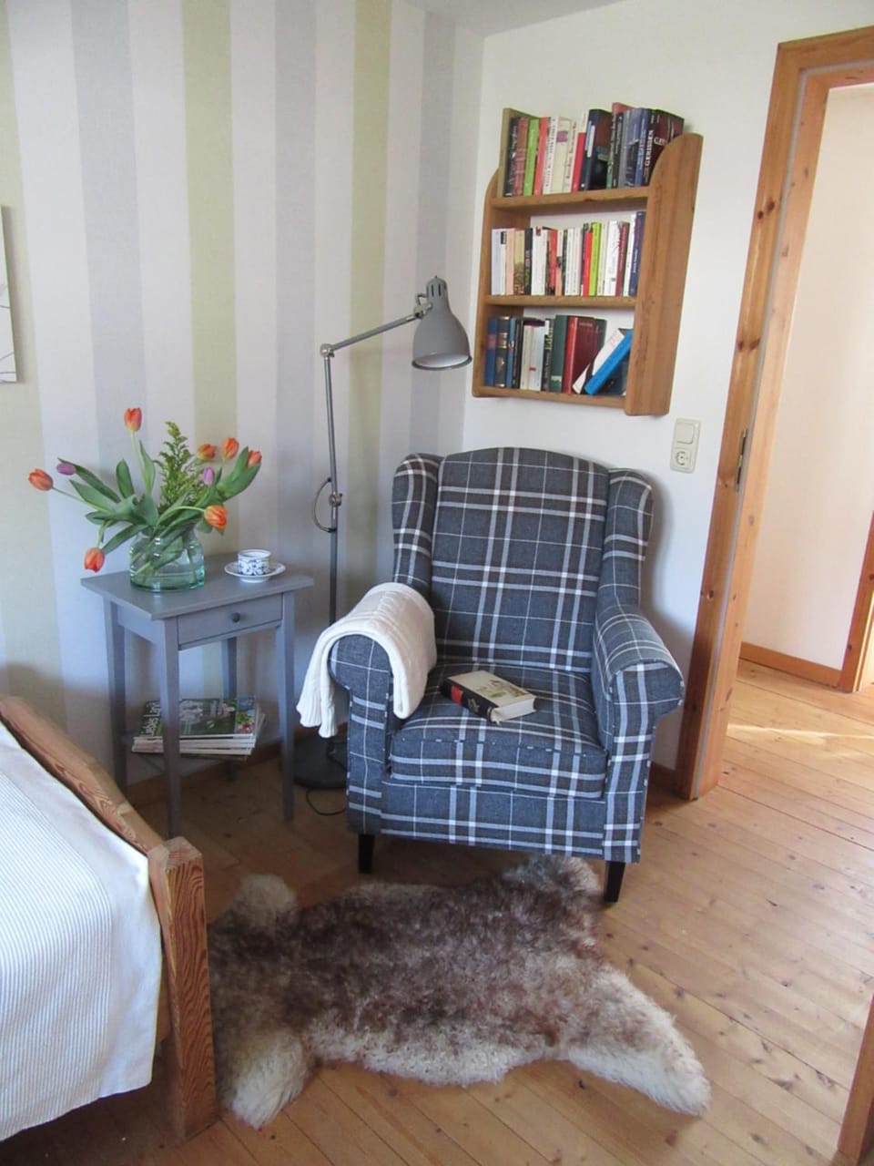 Photo of the whole room, Decorative detail