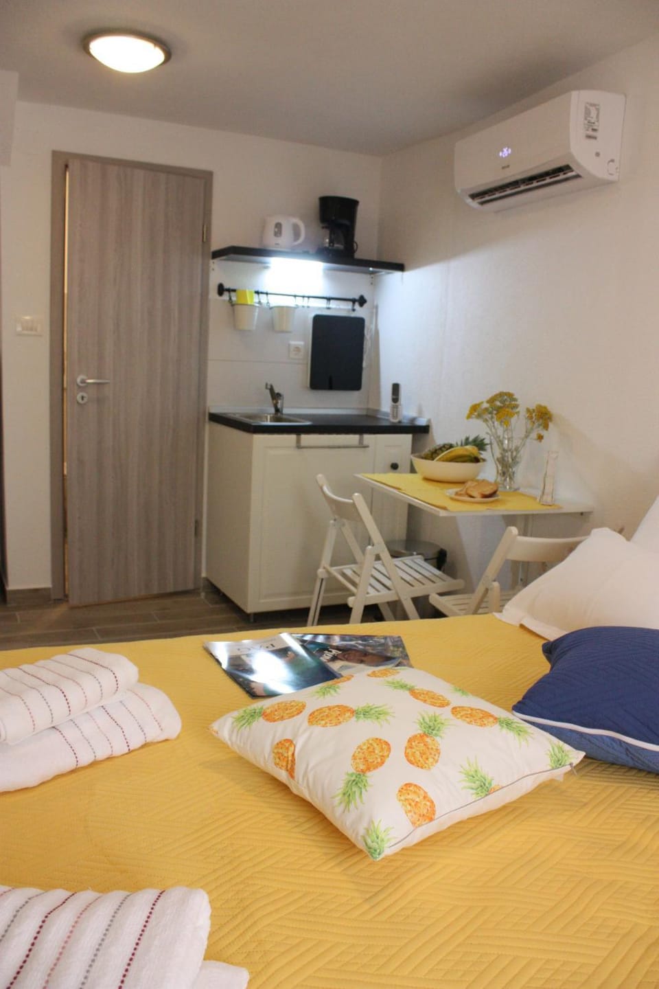 Coffee/tea facilities, Kitchen or kitchenette, Seating area, Dining area, Bedroom