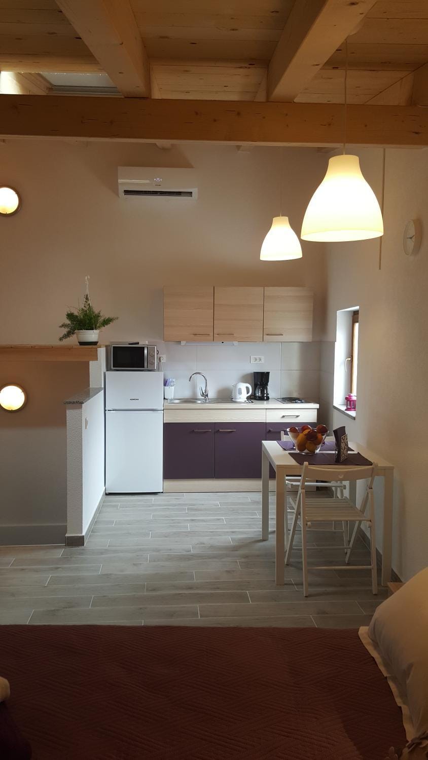 TV and multimedia, Coffee/tea facilities, Kitchen or kitchenette, Seating area, Bedroom