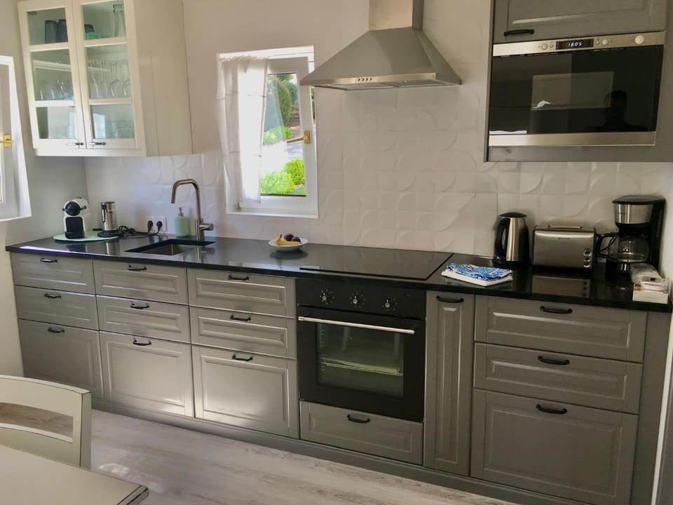 Coffee/tea facilities, oven, kitchen