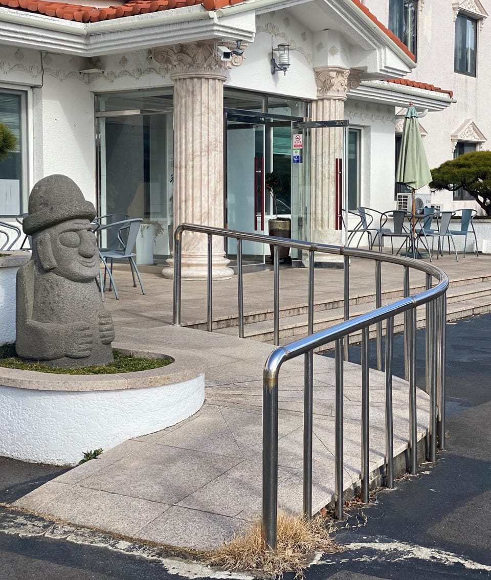 Facade/entrance