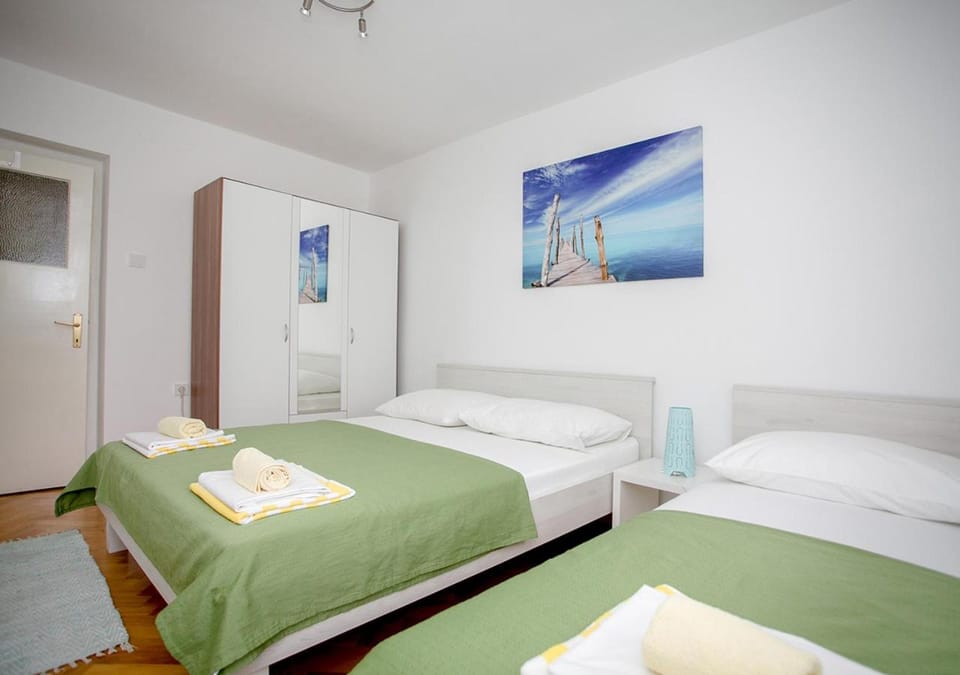 Bed, Photo of the whole room, Decorative detail