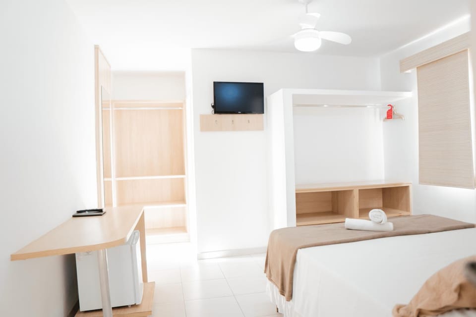 Bed, TV and multimedia, Photo of the whole room, Bedroom, hair dresser, towels, air conditioner