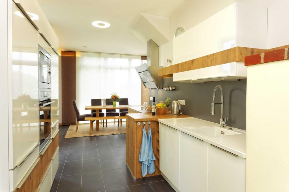 Kitchen or kitchenette, Dining area