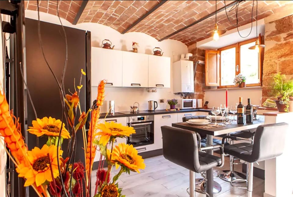 Kitchen or kitchenette, dishwasher, oven