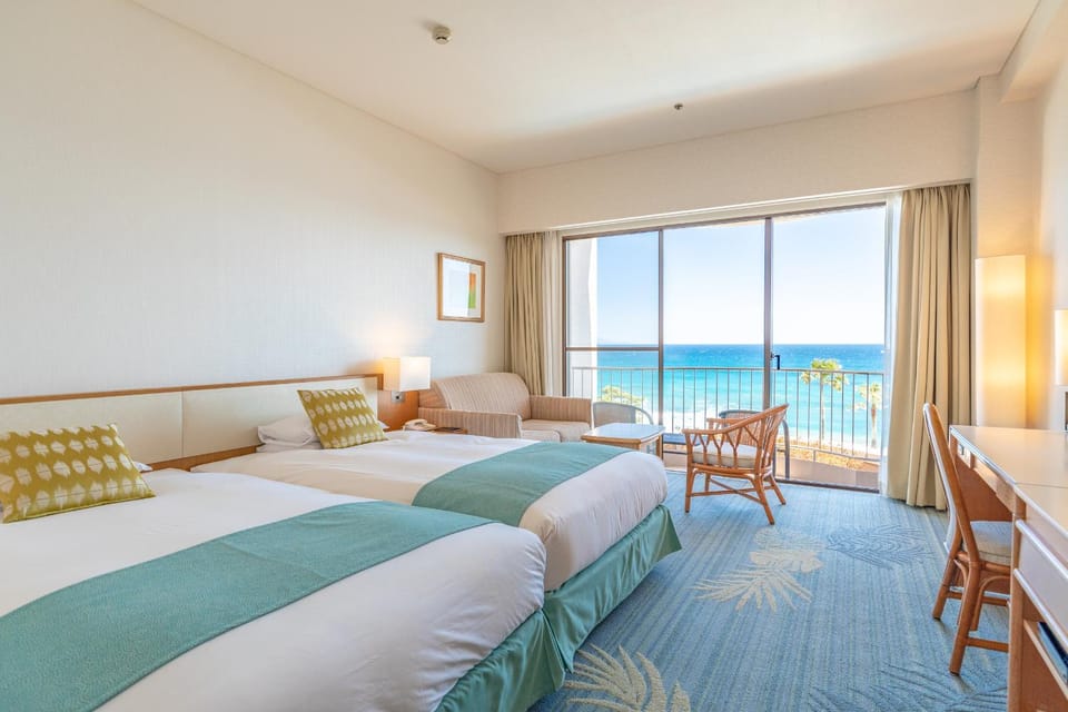 Photo of the whole room, Sea view