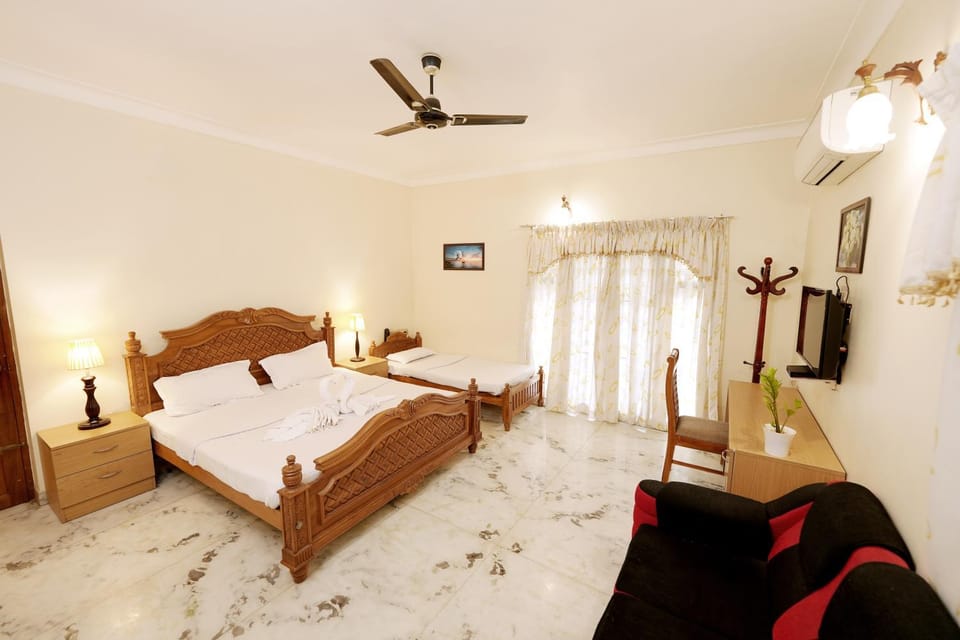 Bed, Bathroom, TV and multimedia, Bedroom, fireplace, air conditioner