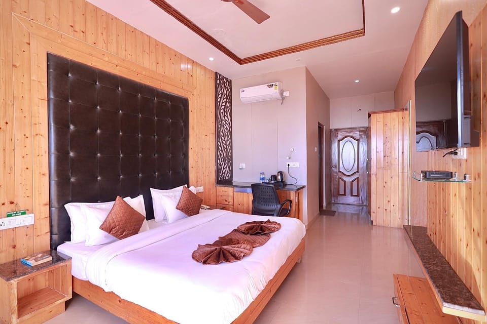Bed, TV and multimedia, Seating area, Bedroom